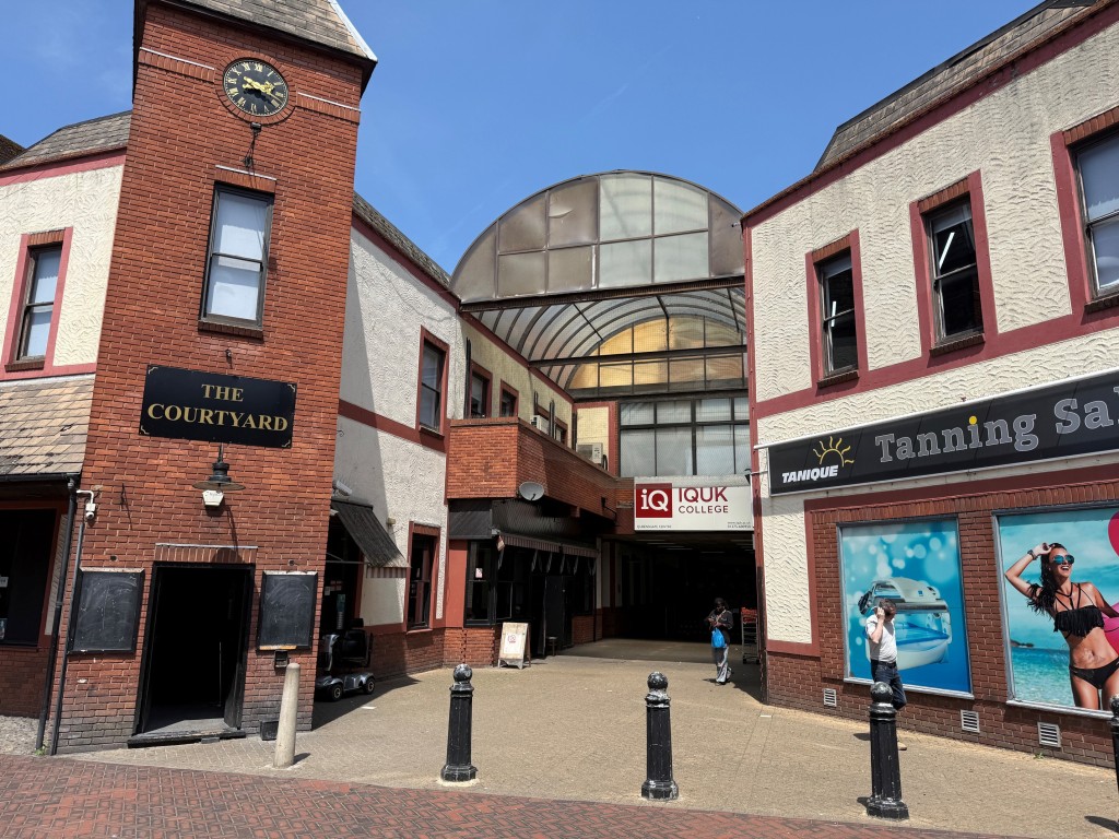 Lot: 139 - FLAT FOR IMPROVEMENT - Rear of he building and entrance way